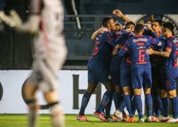 Jogadores do RB Bragantino comemorando gol