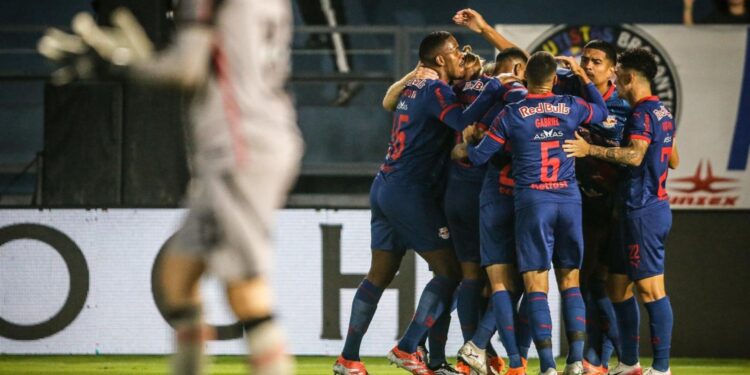 Jogadores do RB Bragantino comemorando gol
