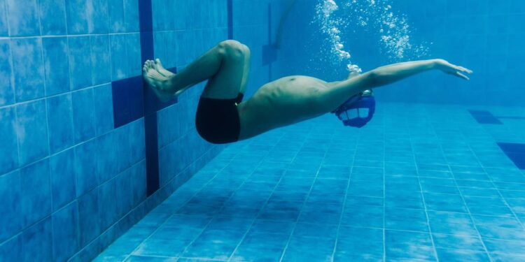 24 minutos e 37 segundos? Veja quem detém o recorde de respiração debaixo d’água e como ele é alcançado com segurança