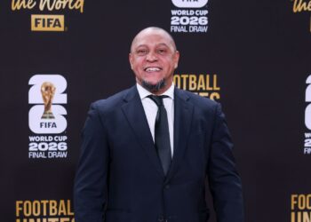 Roberto Carlos esteve no sorteio dos grupos da Copa do Mundo