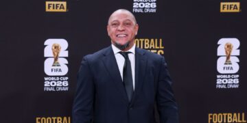 Roberto Carlos esteve no sorteio dos grupos da Copa do Mundo