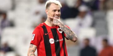 Róger Guedes durante partida pelo Al-Rayyan