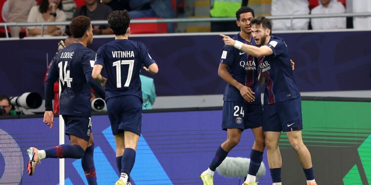 Kvaratskhelia comemora gol marcado pelo PSG