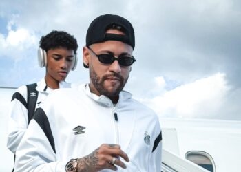 Santos desembarca em Porto Alegre com Neymar