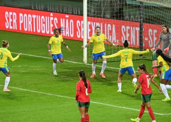 Jogadores da Seleção feminina do Brasil comemorando gol contra Portugal