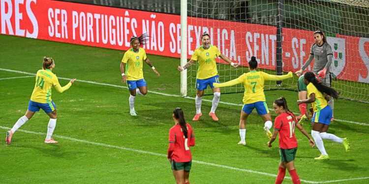 Jogadores da Seleção feminina do Brasil comemorando gol contra Portugal