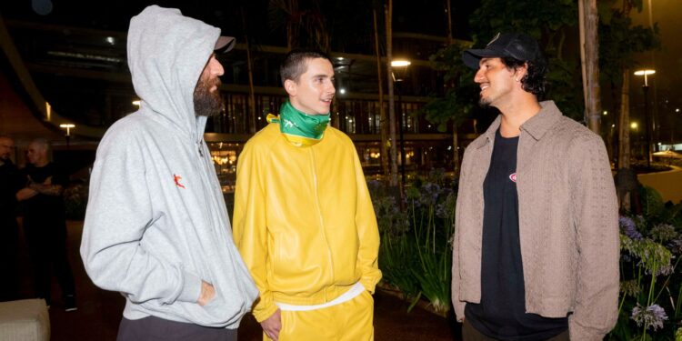 Timothée Chalamet ao lado de Gabriel Medina