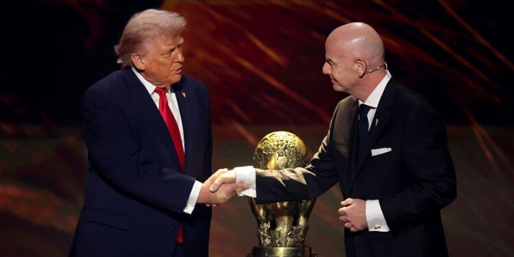 Trump e infantino durante sorteio da Copa do Mundo