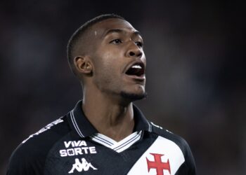 Rayan em ação pelo Vasco contra o Fluminense