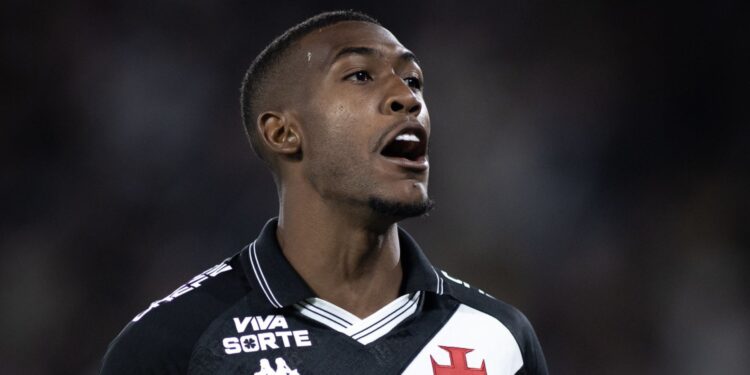 Rayan em ação pelo Vasco contra o Fluminense