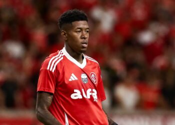 Vitão em ação pelo Internacional