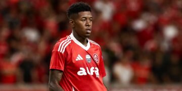 Vitão em ação pelo Internacional