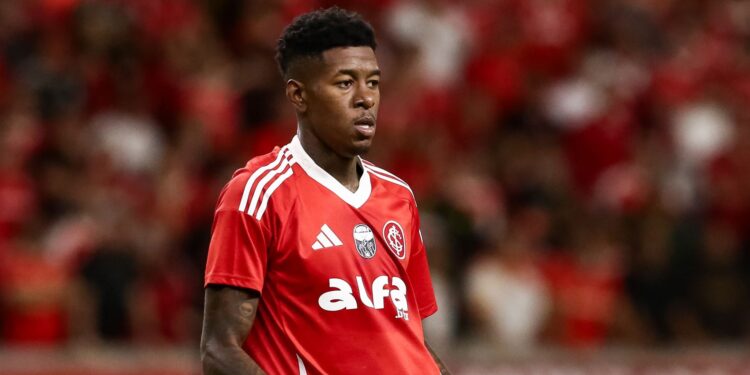 Vitão em ação pelo Internacional