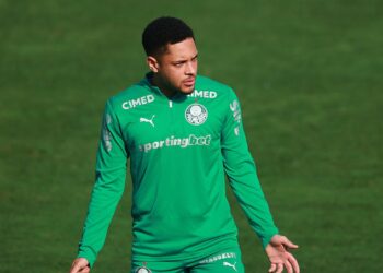 Vitor Roque durante treino do Palmeiras