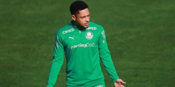 Vitor Roque durante treino do Palmeiras