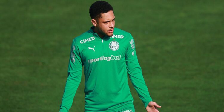 Vitor Roque durante treino do Palmeiras