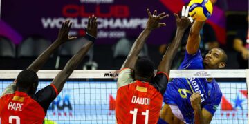 Lance do jogo entre Vôlei Renata e Al-Rayyan