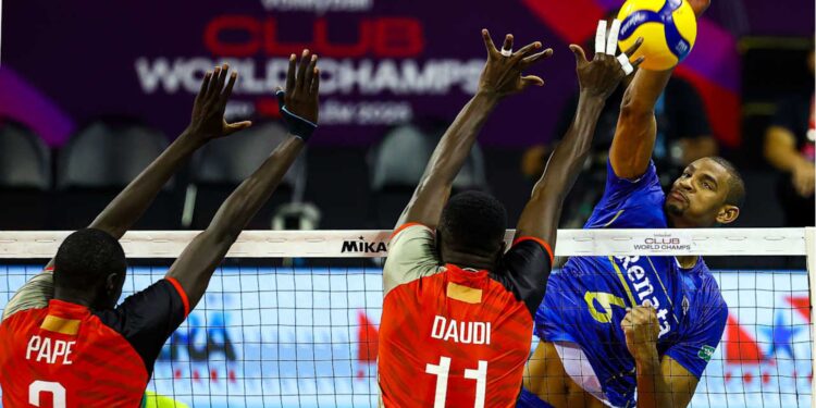 Lance do jogo entre Vôlei Renata e Al-Rayyan