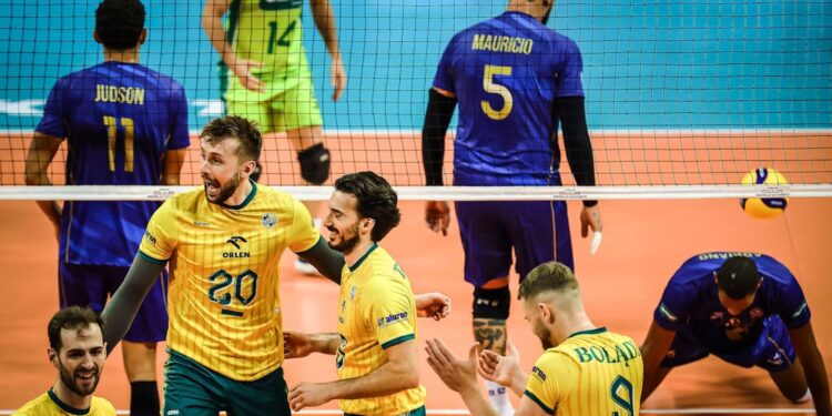 Jogadores do Vôlei Renata lamentam ponto perdido, enquanto rivais comemoram