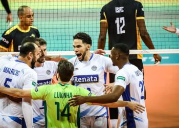 Jogadores do Vôlei Renata comemorando ponto