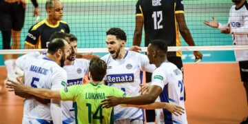 Jogadores do Vôlei Renata comemorando ponto