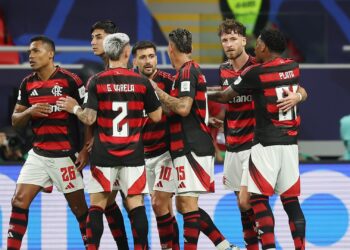 Jogadores do Flamengo comemoram gol de Léo Pereira