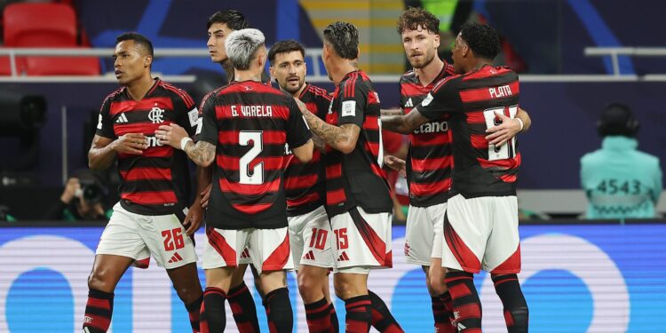 Jogadores do Flamengo comemoram gol de Léo Pereira