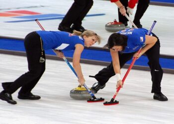 Prática silenciosa que exige leitura do gelo e decisões milimétricas a cada jogada - Créditos: commons.wikimedia.org