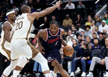 Kawhi Leonard comandou a vitória dos Clippers sobre os Warriors