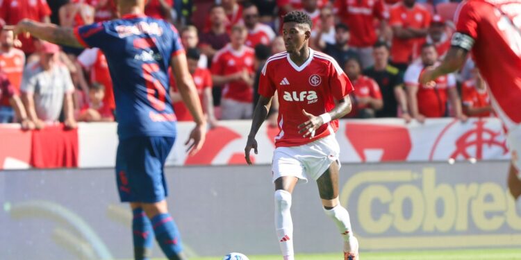 O Internacional confirmou a venda do zagueiro Vitão para o Flamengo