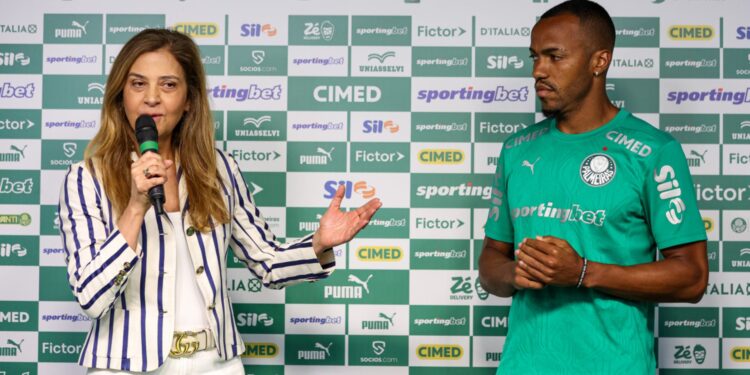 Marlon Freitas é oficialmente apresentado pelo Palmeiras