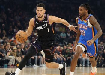 Devin Booker foi decisivo na vitória do Phoenix Suns