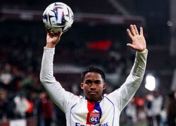 Endrick marcou três gols na goleada do Lyon sobre o Metz