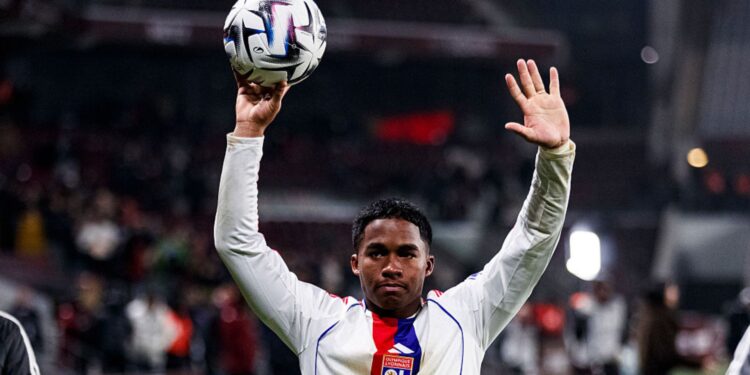 Endrick marcou três gols na goleada do Lyon sobre o Metz