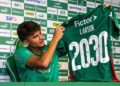 O Palmeiras oficializou a compra do jovem volante Larson