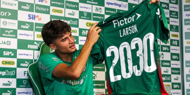 O Palmeiras oficializou a compra do jovem volante Larson