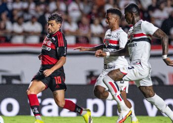 O Flamengo estreou com derrota no Campeonato Brasileiro diante do São Paulo