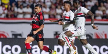 O Flamengo estreou com derrota no Campeonato Brasileiro diante do São Paulo