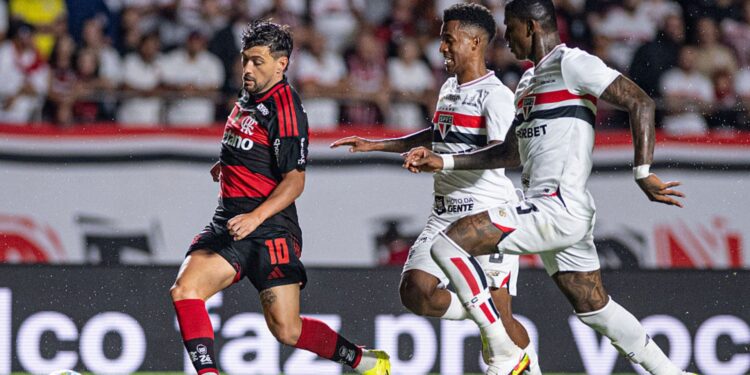 O Flamengo estreou com derrota no Campeonato Brasileiro diante do São Paulo