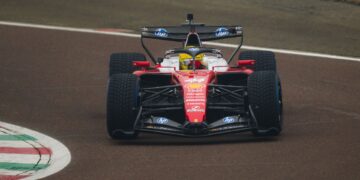 Lewis Hamilton participou do quarto dia de treinos de pré-temporada em Barcelona