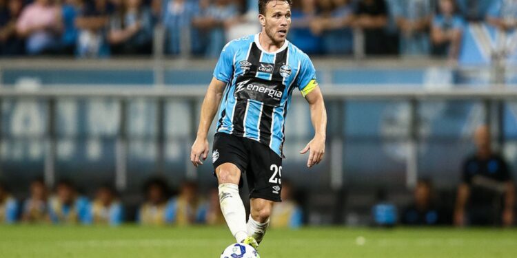 Arthur fala sobre permanência Grêmio após empréstimo