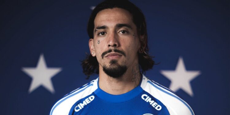 O Cruzeiro anunciou a contratação do atacante Chico da Costa