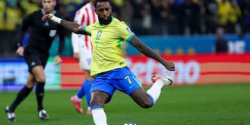 Gerson chega à Toca da Raposa para assinar com o Cruzeiro