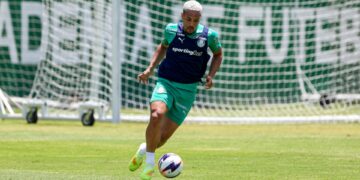 Vitor Roque treina no campo de olho no clássico contra o Santos