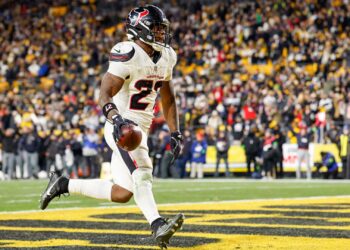 Texans vencem os Steelers por 30 a 6 nos playoffs da NFL