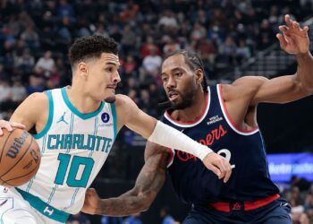 Clippers batem os Hornets com brilho de Harden e Kawhi