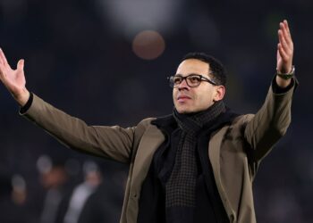 Liam Rosenior é o novo treinador do Chelsea até 2032