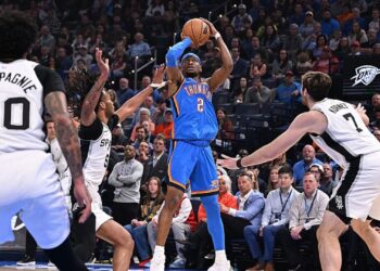 O OKlahoma City Thunder venceu o San Antonio Spurs pela primeira vez na temporada