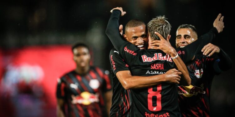 Lance do jogo entre RB Bragantino e Corinthians