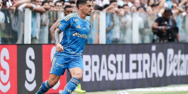 Fagner acertou sua permanência com o Cruzeiro por mais uma temporada